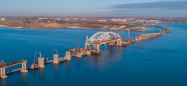 Князья Романовы испытали на прочность Крымский мост автомобилем LADA