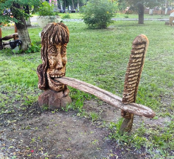 Пугающую скамейку из огромного языка обнаружили в Воронеже