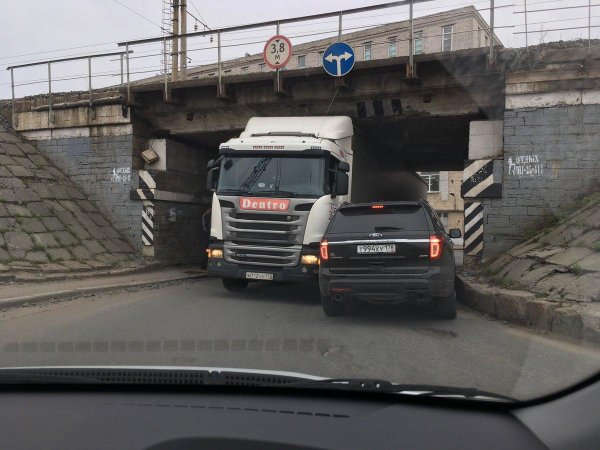 «Газель не пройдет!»: Петербургский «мост глупости» украсили ограничительными цепями