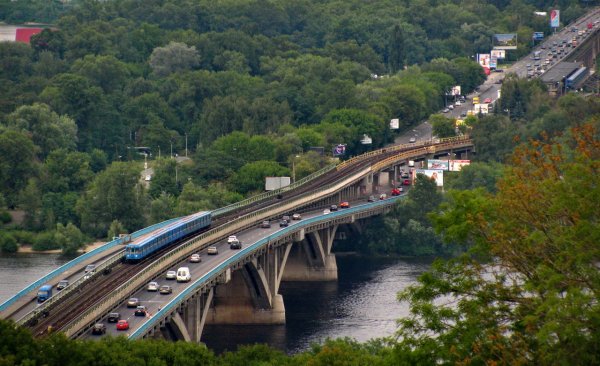 Специалисты предсказали обрушение моста через Днепр в Киеве