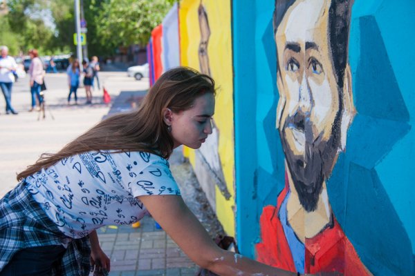 В Волгограде студентки на заборе рисуют футболистов