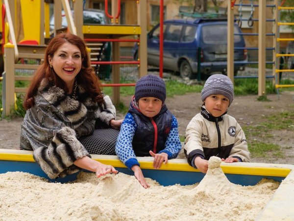 Депутат «Единой России» в мехах похвасталась детскими песочницами