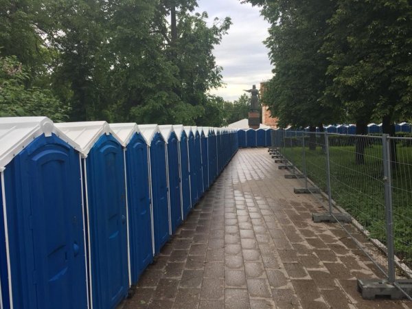Туалетная фан-зона ЧМ-2018: На центральной площади Нижнего Новгорода установили 123 общественных туалета