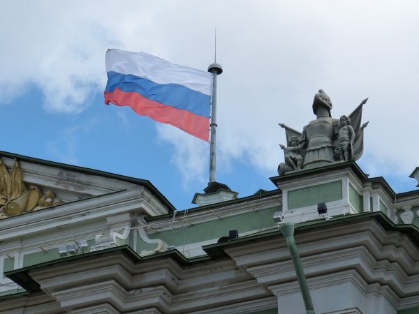 Половина россиян не знают о празднике, который отмечают 12 июня