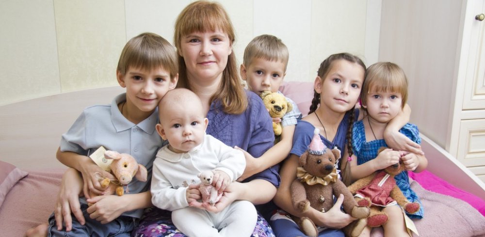 Каким многодетным семьям выделят 54 млн рублей на жилье