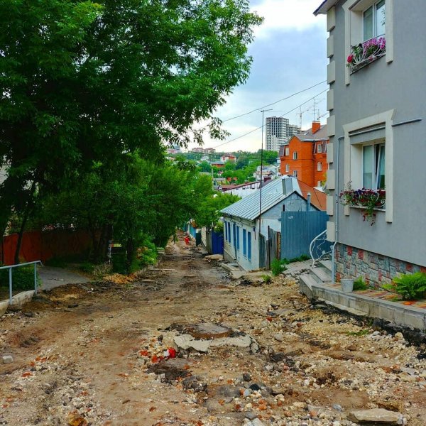 «Спуск смерти»: В центре Воронежа нашли опасный спуск не асфальтированной дороги