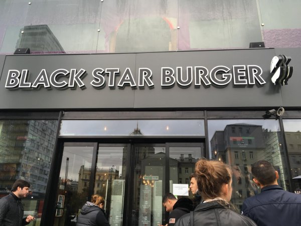 В Воронеже закроют Black Star Burger из-за нарушений требований санитарии