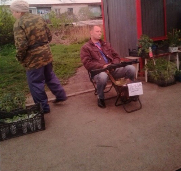 Под Екатеринбургом рядом с семечками и рассадой мужчина торговал автоматом