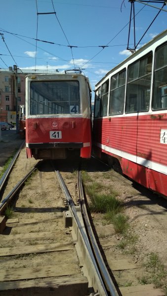 «Как такое может быть?»: в Омске произошло ДТП с участием двух трамваев