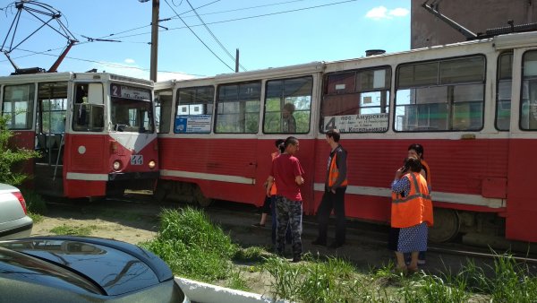 «Как такое может быть?»: в Омске произошло ДТП с участием двух трамваев
