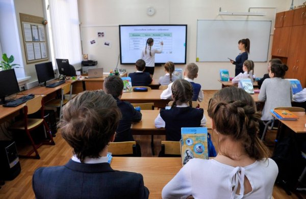 Учителя 438 школ Москвы получают ежемесячную городскую надбавку за развитие «МЭШ»