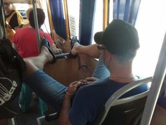 В Ростове пассажир обнаглел до предела, закинув ноги на передние поручни