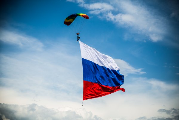 В честь Дня России парашютисты на Урале развернули в небе триколор