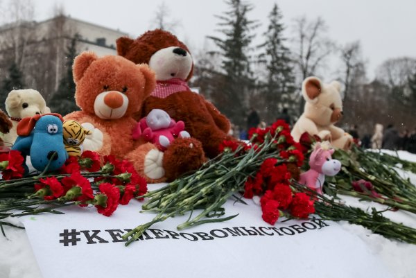 В Кемерово приступили к разбору стихийного мемориала у «Зимней вишни»