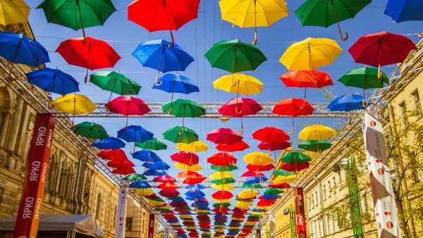 У жителей Петербурга потребовали миллион за «Аллею парящих зонтиков»