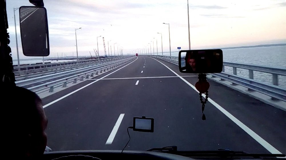 Полмиллиона машин проехали по Крымскому мосту — доля автобусов растет