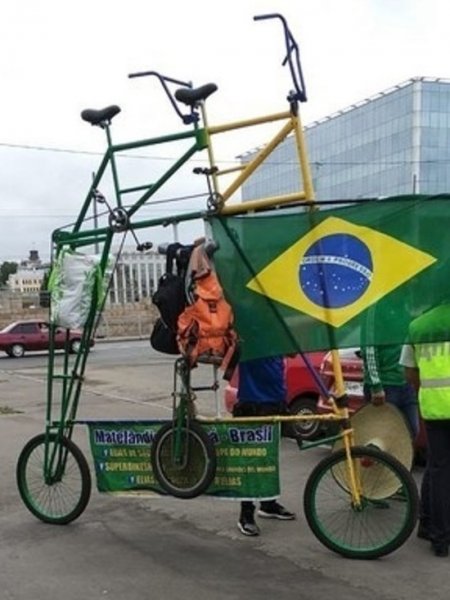 Болельщики из Бразилии поразили жителей Казани огромным двухэтажным велосипедом