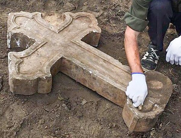 Найденный крест раскрыл тайну старого кладбища в Новослободском парке