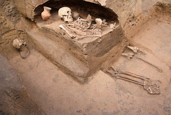 На Украине раскопали захоронение мужчины в объятиях заживо погребенной супруги
