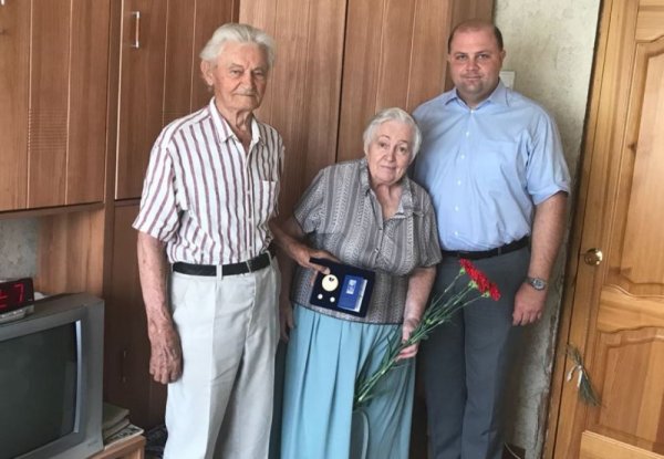 «За верность и любовь»: В Ростове поздравили пару с 64-летием их брака