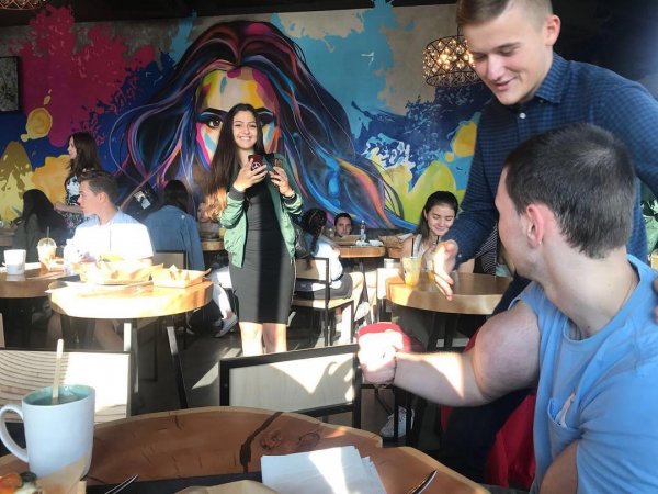 Кирилл «Руки-базуки» вызвал фурор своим появлением в ресторане Ольги Бузовой