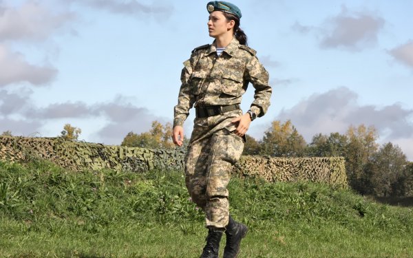 «Эпидемия какая-то»: Странное поведение девушки в военной форме озадачило ставропольцев