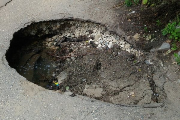 «Портал в ад открывается»: Жители Саратова рассказали о яме, «съедающей» дорогу