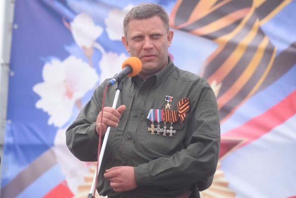 В Крыму люди почтили память Захарченко
