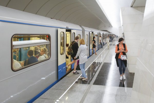 Пассажиров московского метро начали приветствовать, как в самолетах