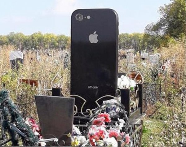 В Уфе на кладбище заметили надгробие в виде iPhone