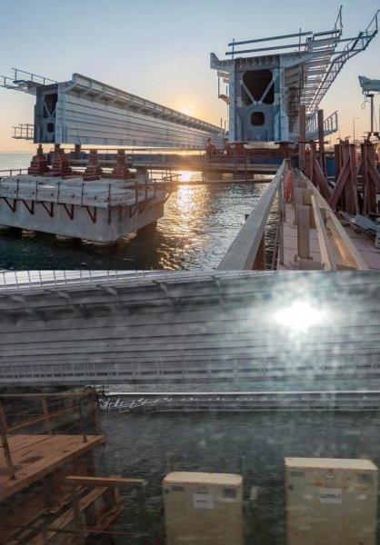 Падение фрагмента Крымского моста пролета не замедлит строительство железнодорожной части