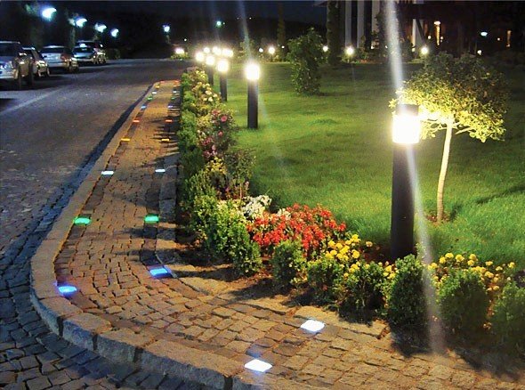 Тротуары у метро «Новопеределкино» осветили более 50 уличных фонарей