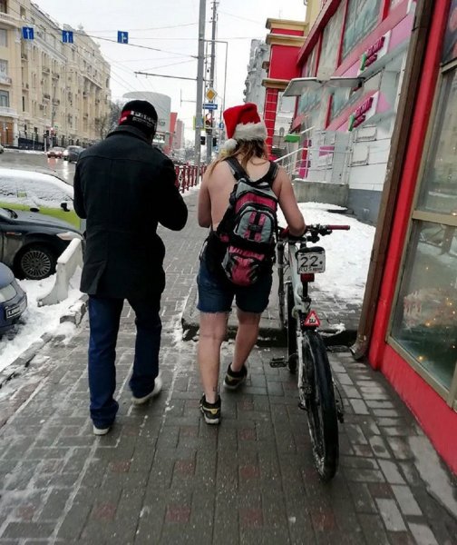 Закаленный Санта-Клаус в трусах ездил на велосипеде по улицам Ростова