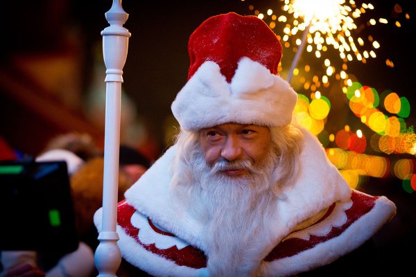 В Улан-Удэ «трешовый» Дед Мороз с детьми «отрывается» под «Медузу»